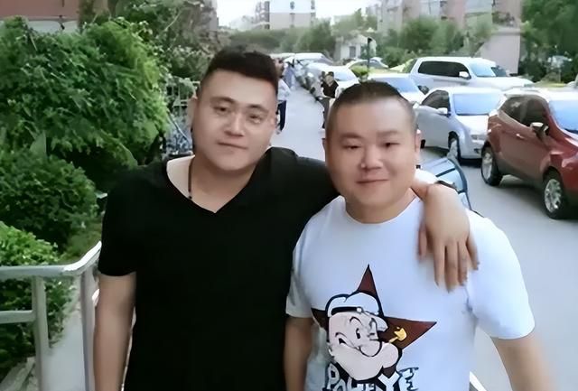 王惠母子看郭德纲演出!走路要人扶引担忧,郭汾阳撞脸少年郭麒麟