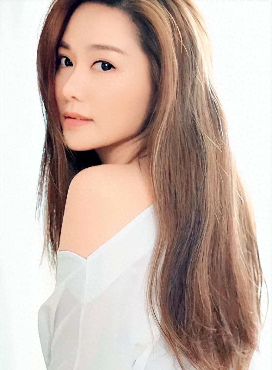 全程黑脸！汤洛雯在巴黎血拼，满脸不耐烦抿嘴走人，视马国明如空气