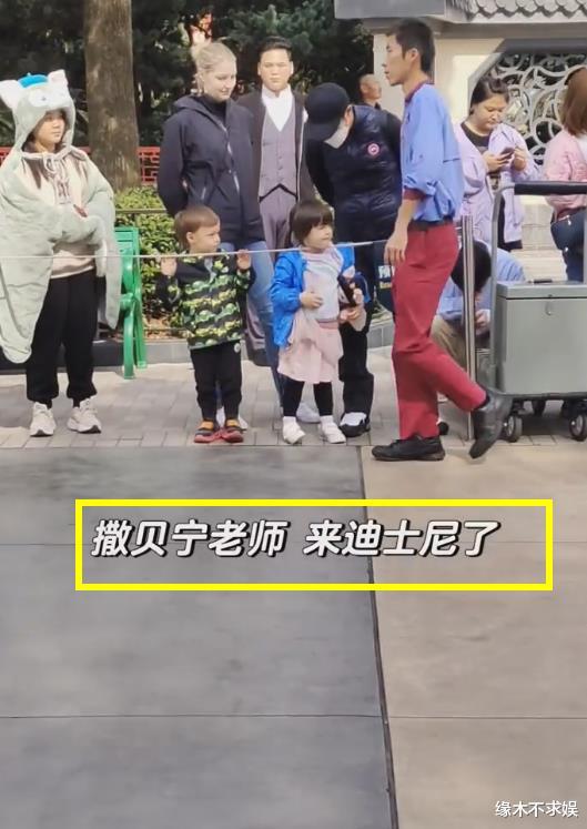 撒贝宁一家4口被偶遇,混血儿女正面照曝光,妻子全程当甩手掌柜