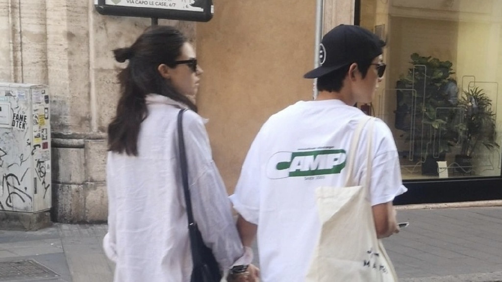 宋仲基|宋仲基陪孕妻散步，曾说做爸爸是非常重要的事，妻子凯蒂将要生产