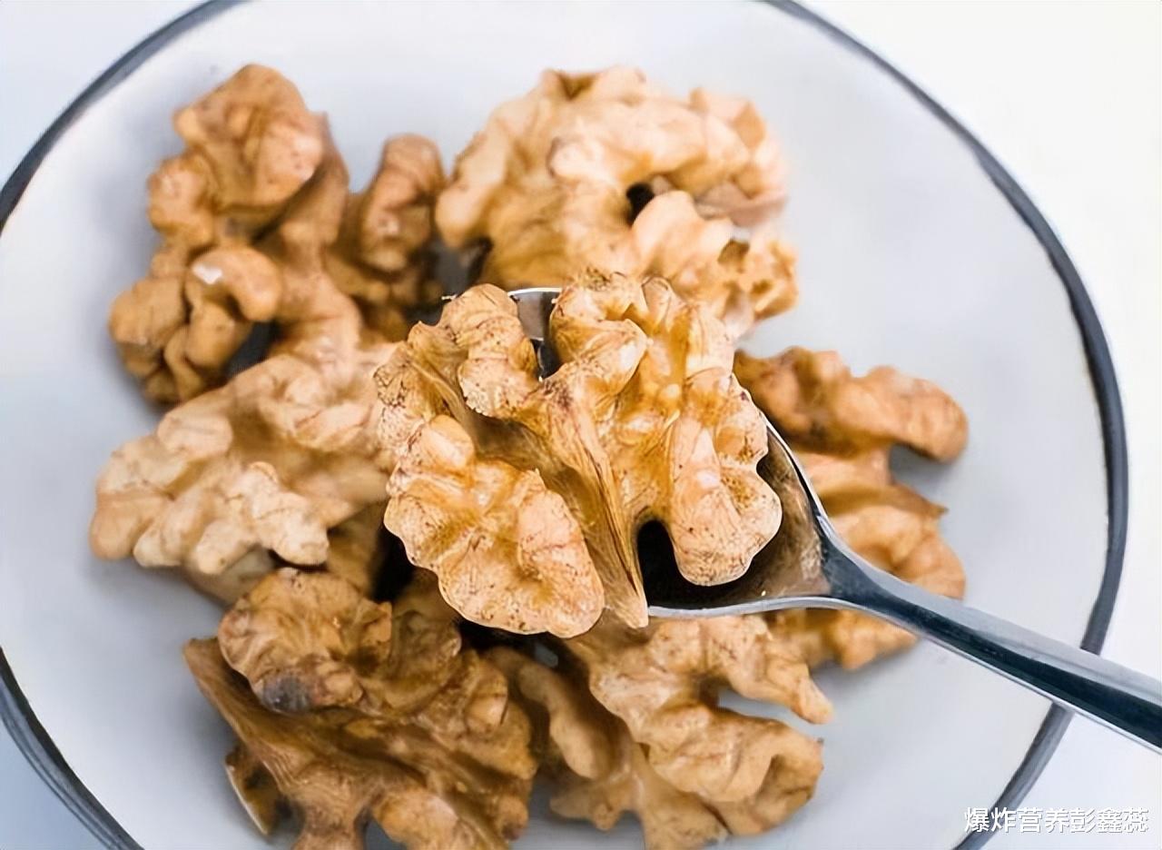 核桃被称为“血管清道夫”,可核桃早上吃好,还是晚上吃好?