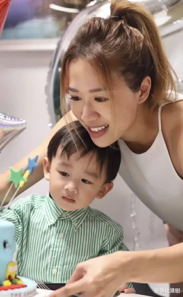 TVB前港姐为2岁儿子庆生！扎高马尾身材零走样，淡出圈近2年