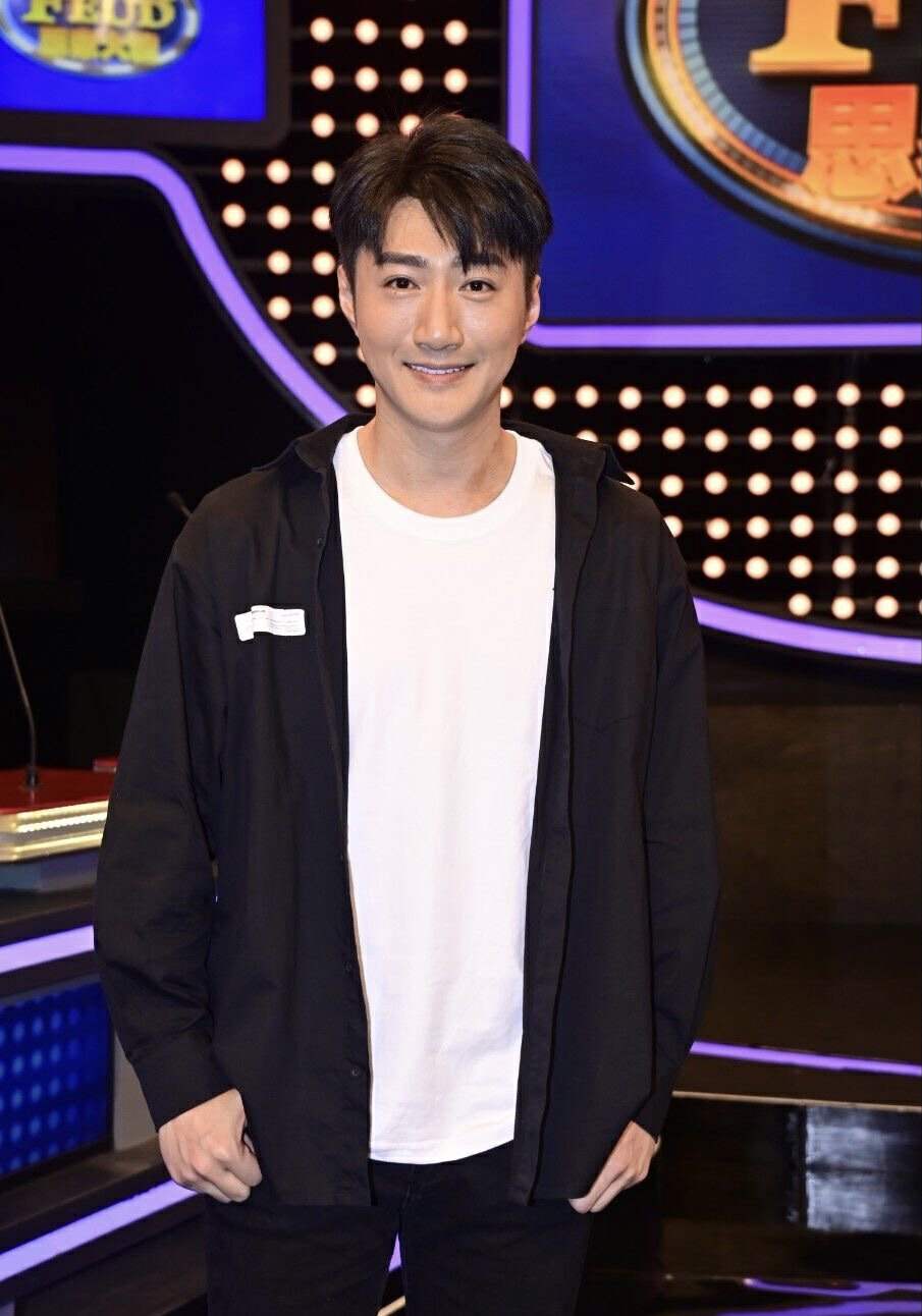 TVB前知名男星摆摊卖卤味！39岁帅气依旧，被要求合影贴心配合