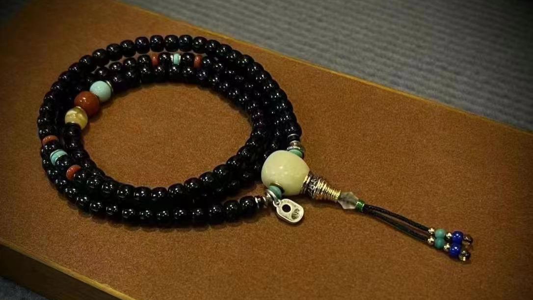百搭之王“椰蒂”做成手串，便宜东西戴出万元墨玉的感觉