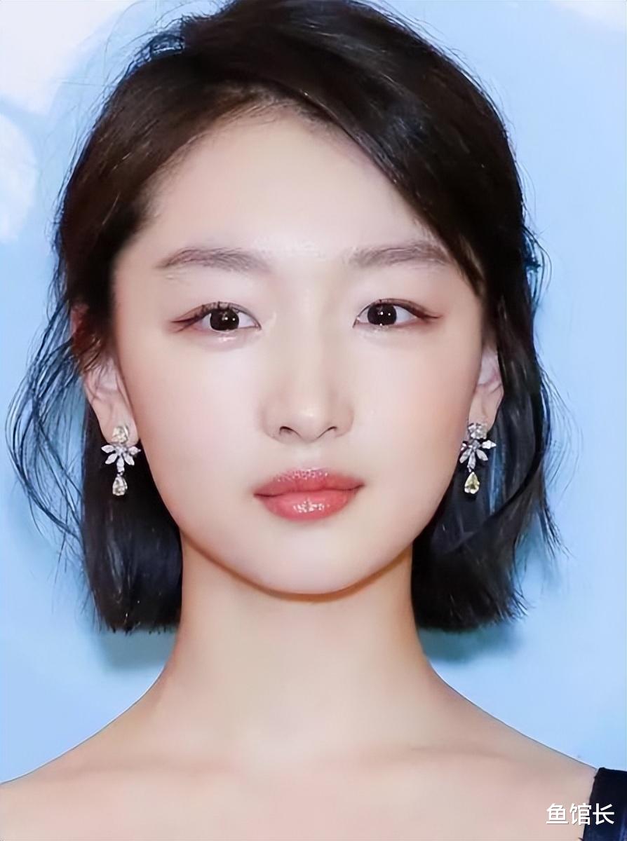 金鸡一晚,坐在“大佬”堆里的周冬雨,让所有人见识了她的江湖地位