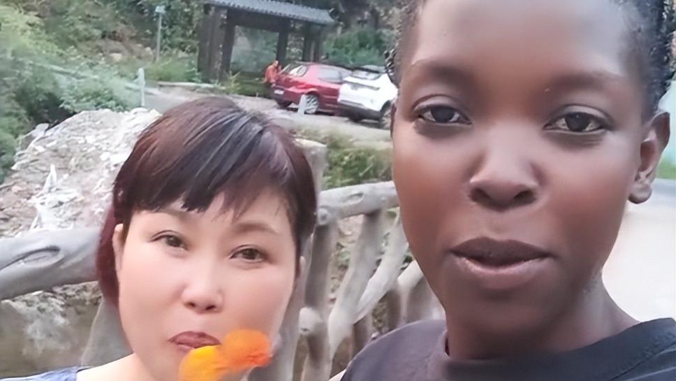 Rose归国至今未洗头，好友曝其盖新房懒更新，哥哥曾送鸡怕妹挨饿