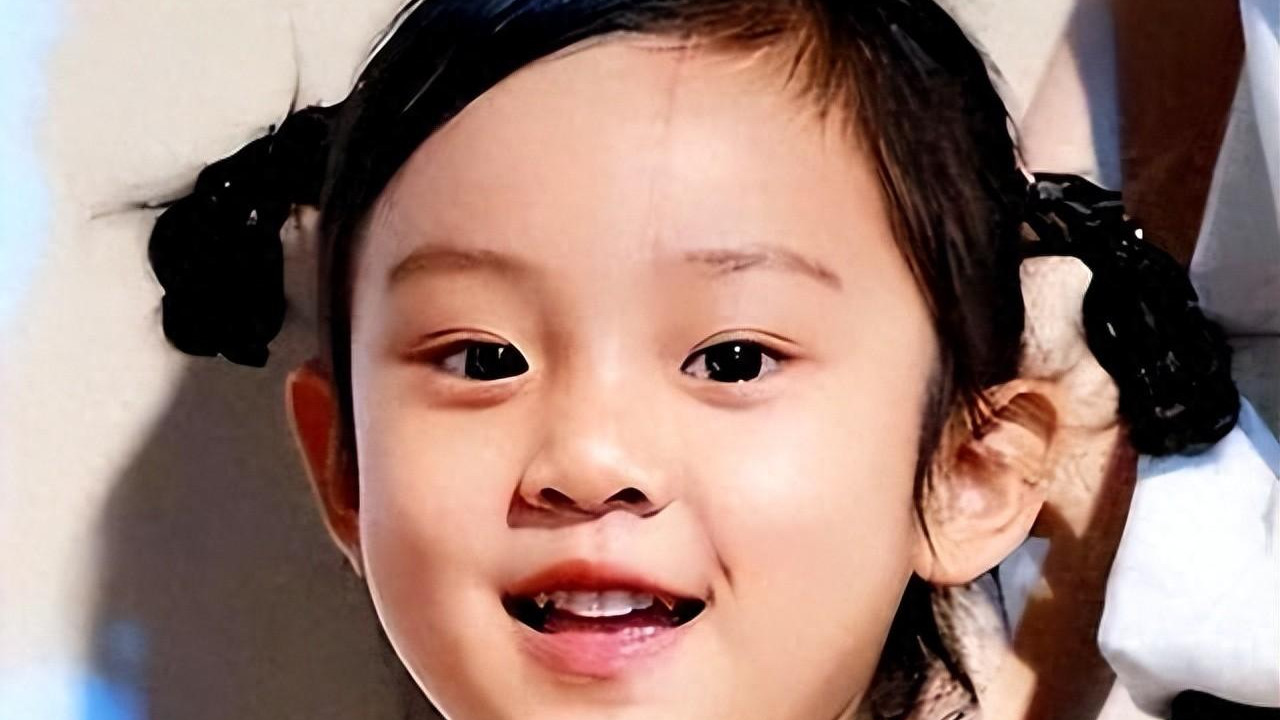 李小璐丑闻再成热点，贾乃亮女儿甜馨怒怼恶评，网友点赞：怼得好