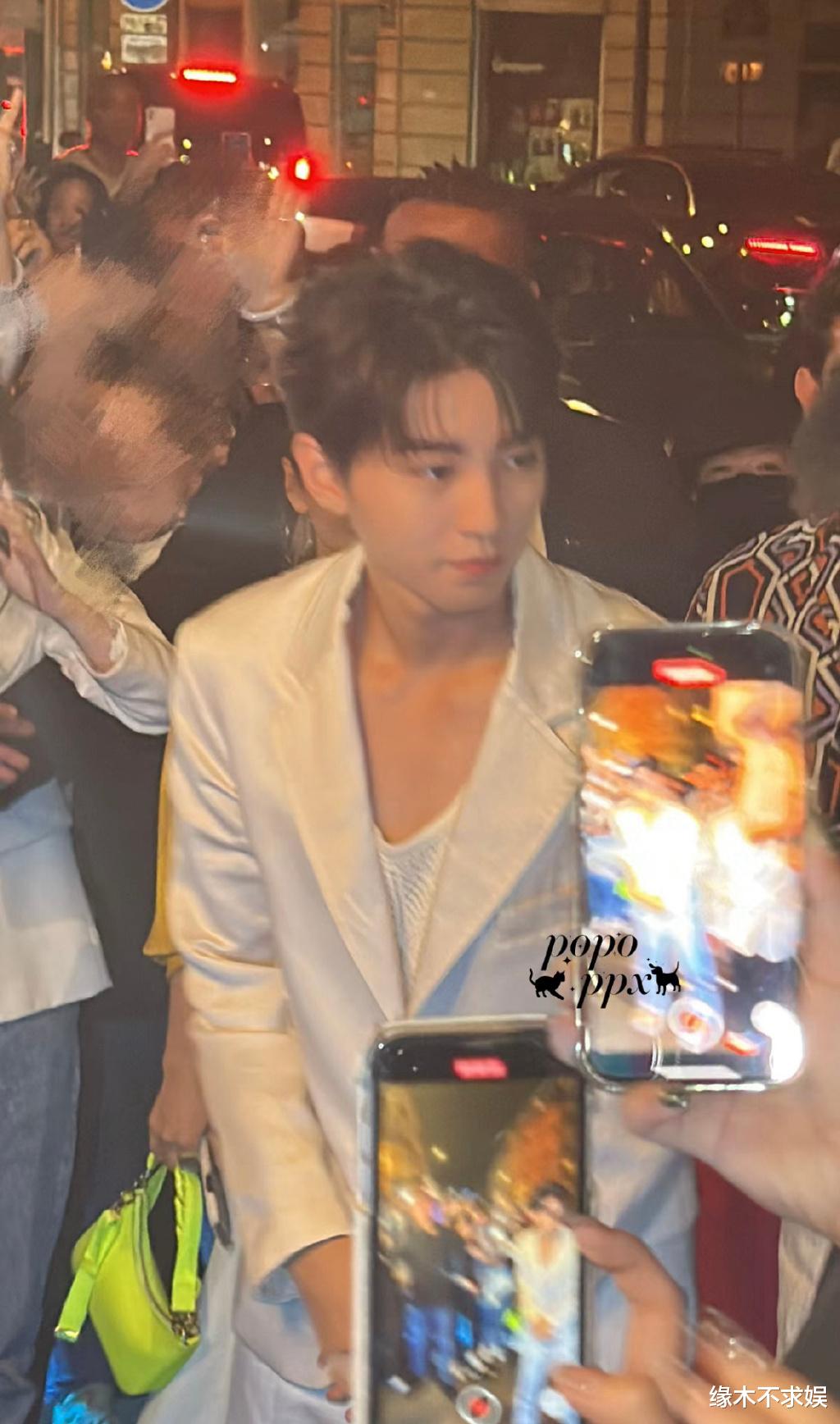 王俊凯巴黎聚餐被偶遇，经纪人杨柳陪伴在侧，吃300多还嫌贵！