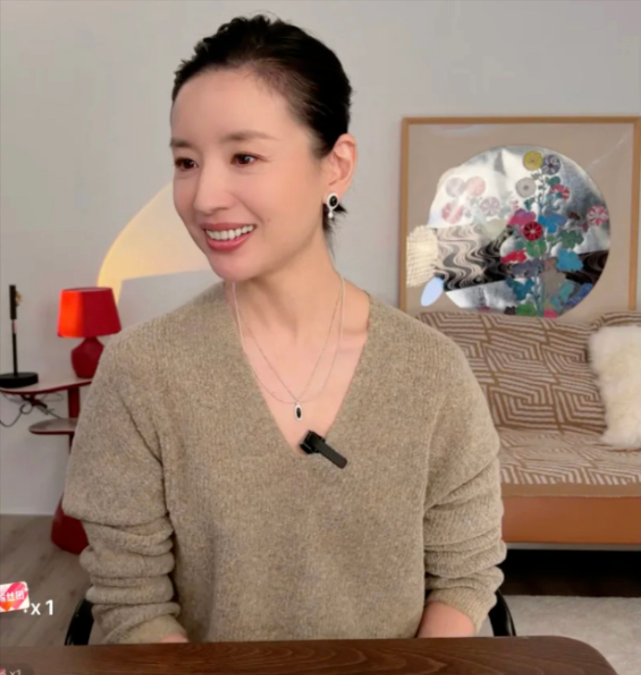 董洁|“百年大和解”后,董洁凭借“直播”一夜成名?放下执念,活出另一种可能