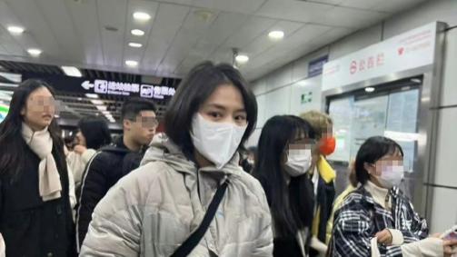 35岁马思纯上海坐地铁被偶遇，真人好瘦眼睛灵动有神，美成焦点