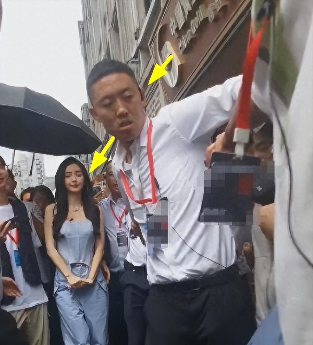 赵丽颖baby同时现身商场,一个高贵如公主一个穿衣低俗上不了台面