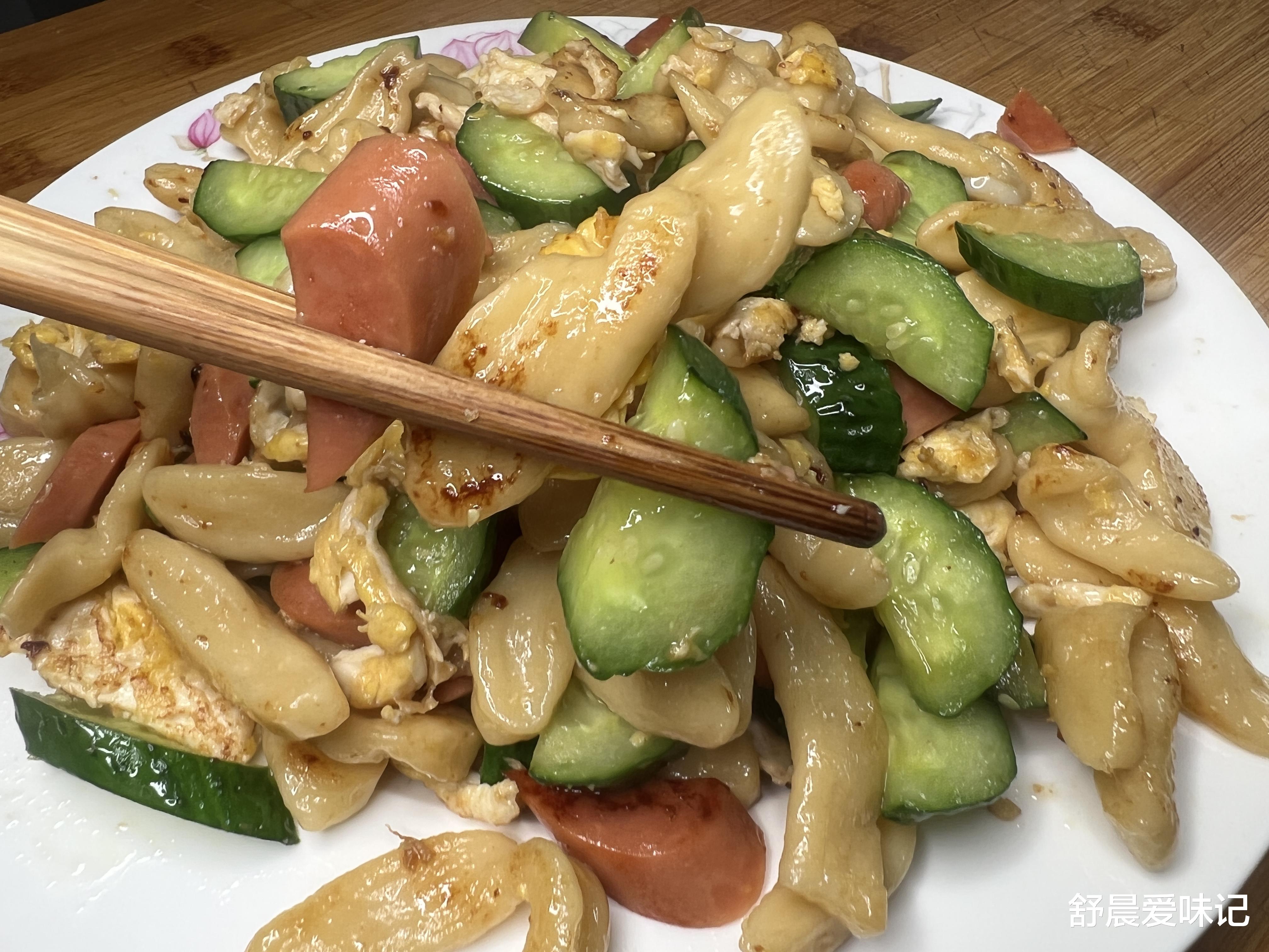 |不做手擀面，做成小面鱼黄瓜炒，咸香可口，颜色鲜亮看着有食欲