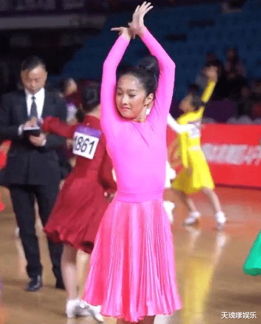 明星|文章携女出游,14岁爱马身高赶超老爸,双腿细又长卷发披肩像明星