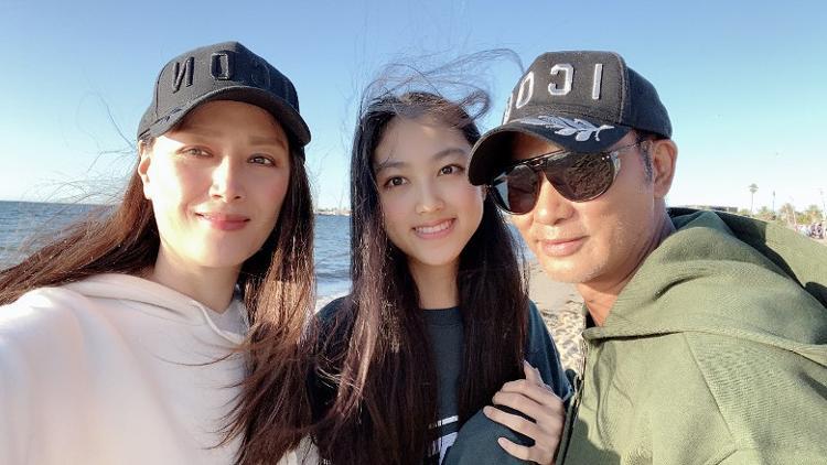 演员任达华:出道43年0绯闻,为爱丁克,50岁老来得子泪流满面