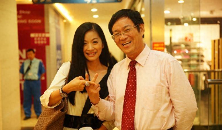 凤凰卫视当家花旦曾子墨：4年连生两个儿子，风光背后的艰辛