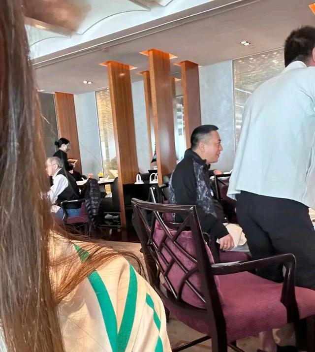 张嘉益|52岁张嘉译香港被偶遇,脸部圆润气色好,戴大金戒指吸睛