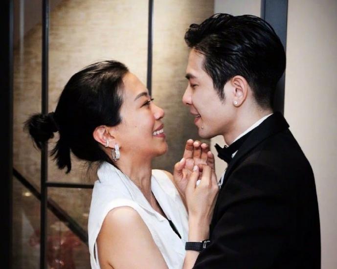 萧敬腾求婚后首露面,未婚妻穿着宽松小腹隆起,走路姿势引热议