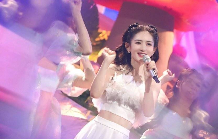 谢娜首度亮相《你好星期六》与老搭档何炅合体,粉丝翘首以待