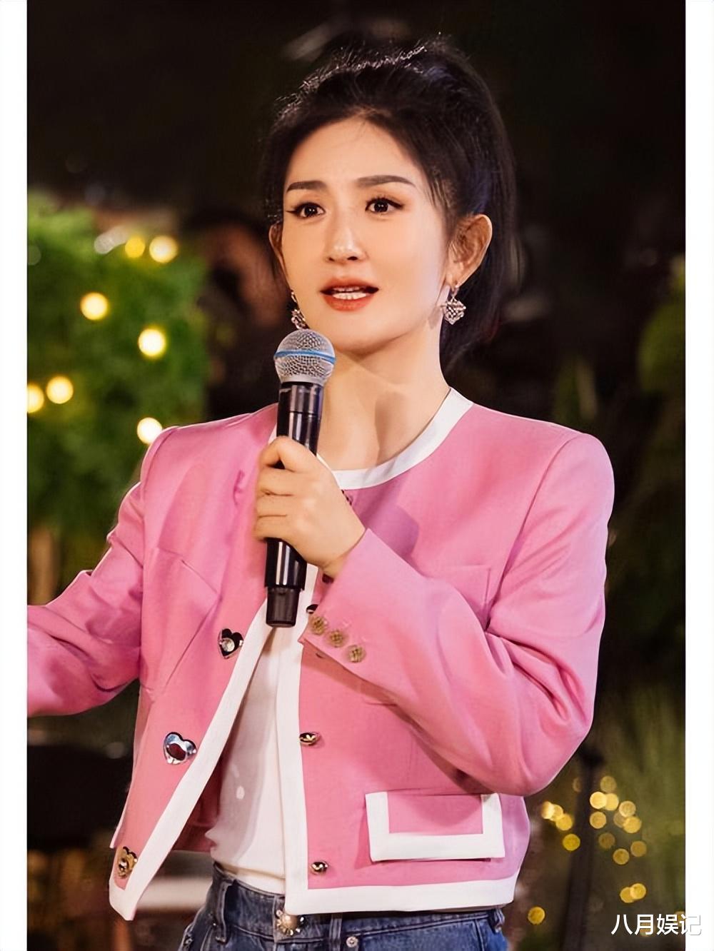 戚薇 41岁谢娜产后瘦身20斤,自爆秘诀是尊巴,素颜状态好但眼窝显疲态