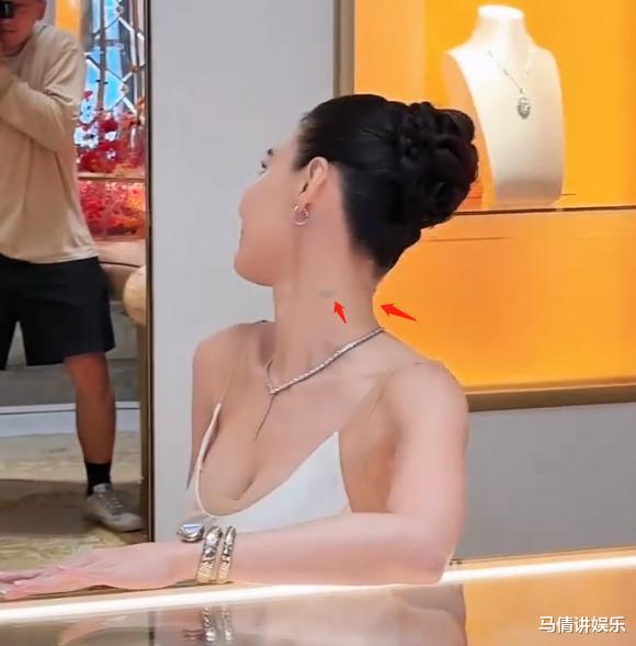 张柏芝现身巴黎！全身7处纹身贴太显眼，懒理领证传闻心情大好