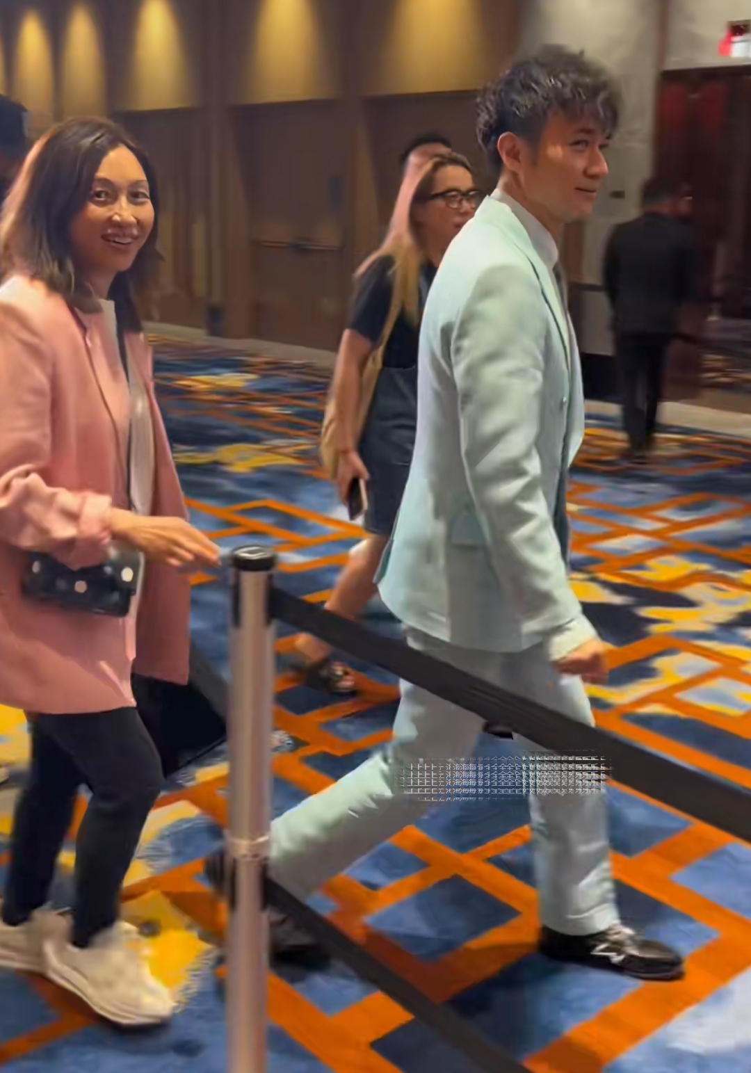 古巨基来内地工作,55岁妻子打扮朴素像助理如影随形,颜值惹争议