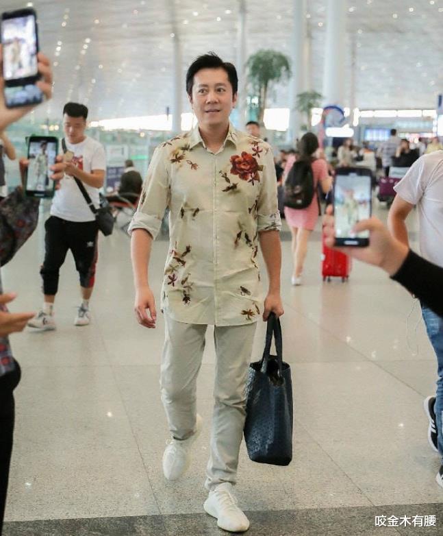 蔡国庆晒小儿子近照,五官帅气俨然小帅哥一枚,爷俩相差整整50岁