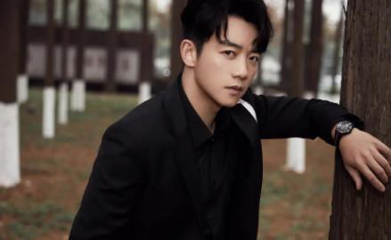 郑恺女儿综艺首秀，被网友质疑违反节目管理条例，8小时400万