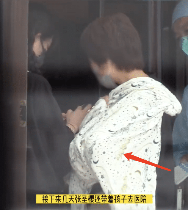 许魏洲|许魏洲携妻外出，素人妻子为他整理衣领，露小蛮腰产后恢复迅速