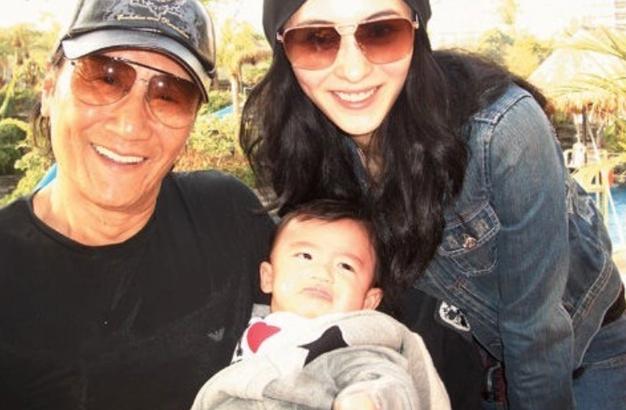 只顾自己快活？谢霆锋圣诞节陪王菲过，长子不顾父亲颜面暗怼继母