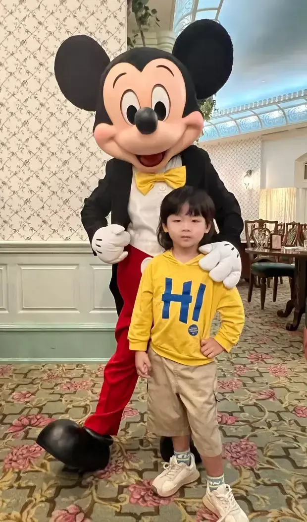 蔡少芬为儿子庆生,四年前还是个小宝宝如今已成长为小小男子汉!