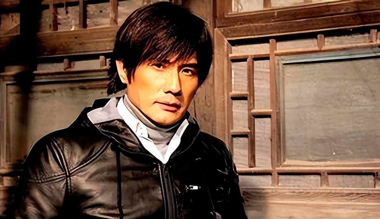 56岁男星一夜白头，将女儿的骨灰做成项链，苦苦追寻“复活”之术