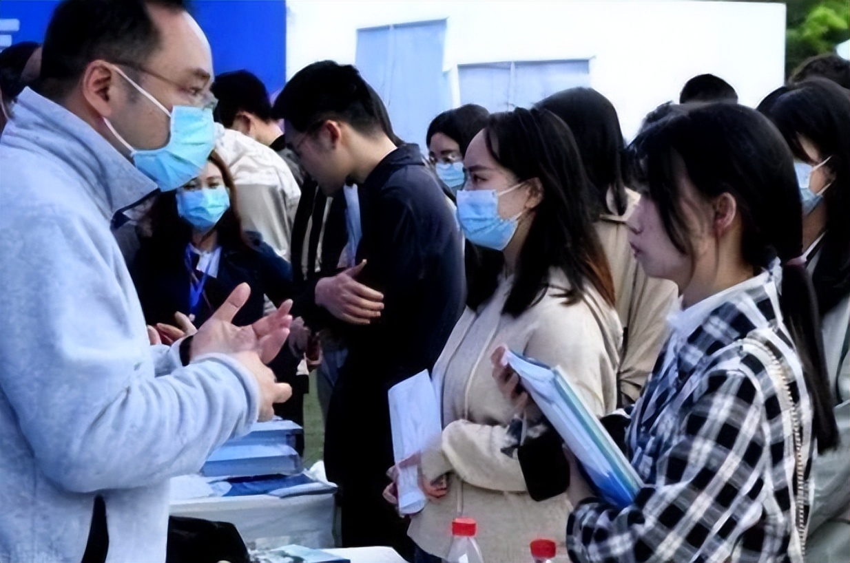 教师|中小学教师编制或成为泡影？改成参聘制后，超7成岗位招聘遇冷