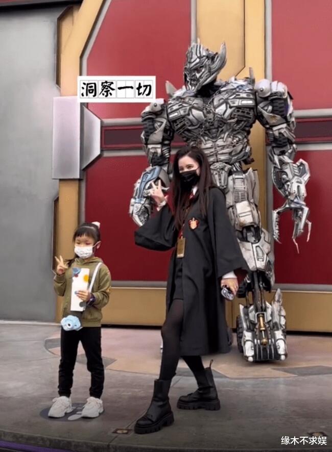 张萌一家3口游迪士尼，被富豪老公搂着不耐烦，5岁女儿腿好长！