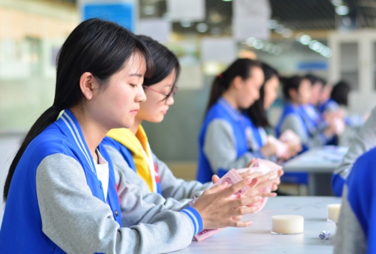 大学生|中专生被当廉价劳动力，成为学校赚钱工具，网友：学校掉钱眼里了