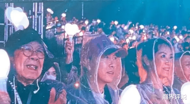 周杰伦|周杰伦香港演唱会引轰动,郑志刚在现场合唱,甘比也跟他一起合照