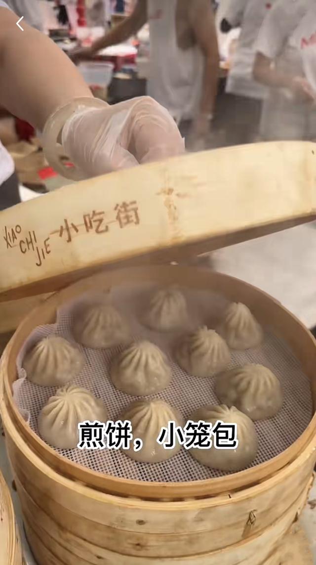 中餐|中国女网红包下美国一条街!办中华美食节,价格离谱,但老外超爱