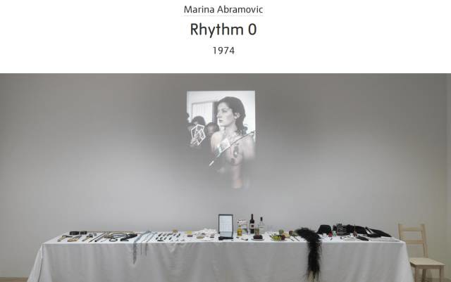 她将身体麻醉6小时，任由观众随意处置，结局：人性丑恶暴露无遗