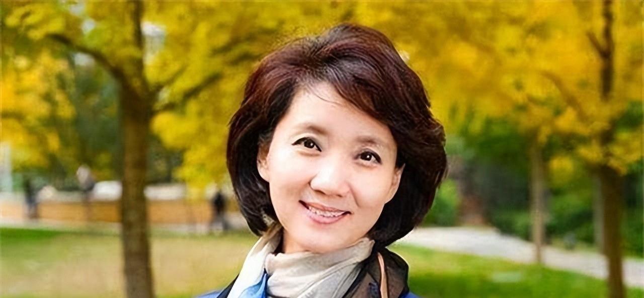 她是央视一姐，42岁改嫁给省委书记，如今无儿无女，丈夫官至副国