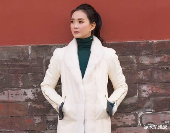 王艳近照老到认不出，头发变白瘦出排骨胸，婆婆去世后疑净身出户