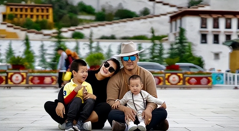 降央卓玛:因丈夫长太帅疯狂倒追,婚后生3胎,一家五口其乐融融