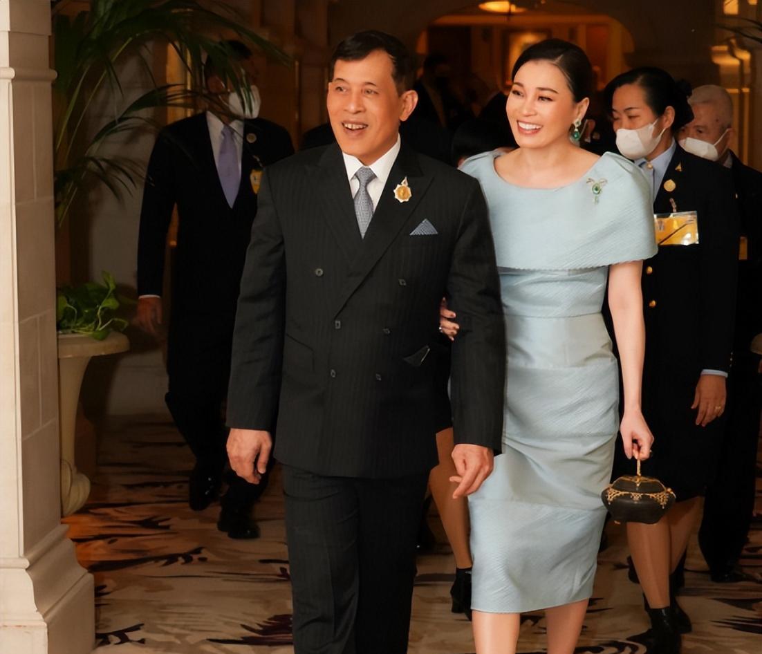 苏提达|苏提达宴会造型稍显暗淡,素雅内敛借不到王冠,始终强调帝后深情