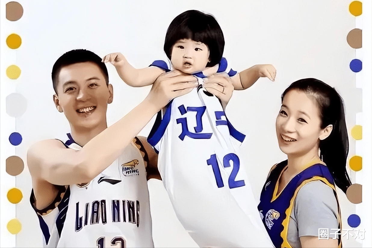 杨鸣官宣结束十年婚姻, 21年被爆出小三穿情侣装,妻子出面平息!