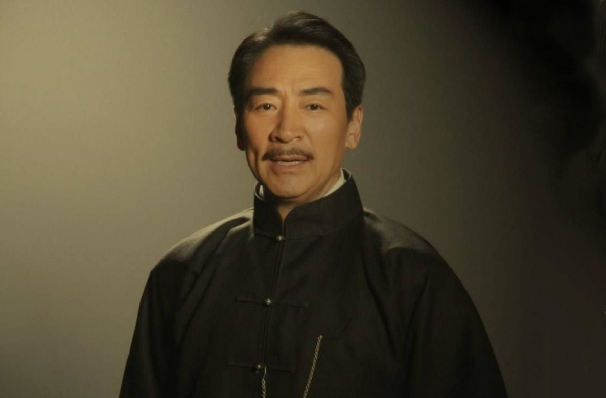 69岁寇振海现状:白发老态,儿子上高中,妻子风韵犹存