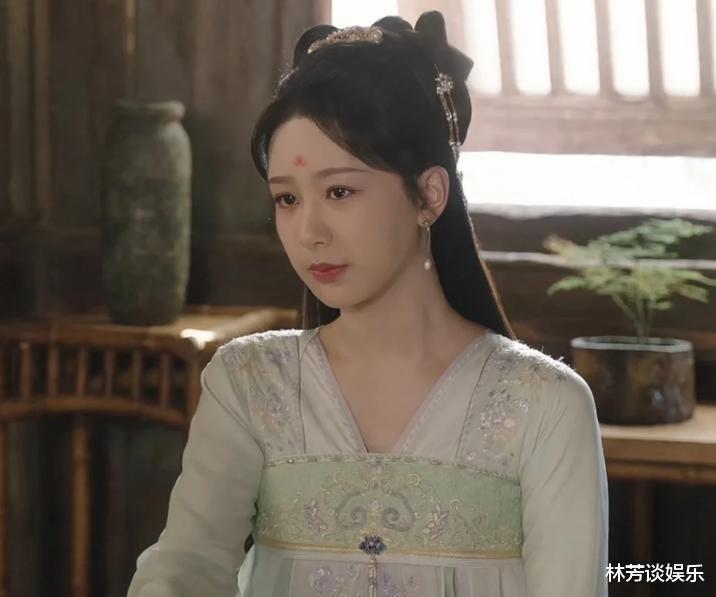 《国色芳华》告诉观众，当女配太过惊艳时，杨紫就不能只靠脸了