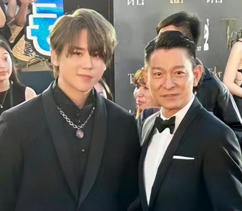 刘德华|这一夜,刘德华跟香港顶流合影并撕开了他们的遮羞布