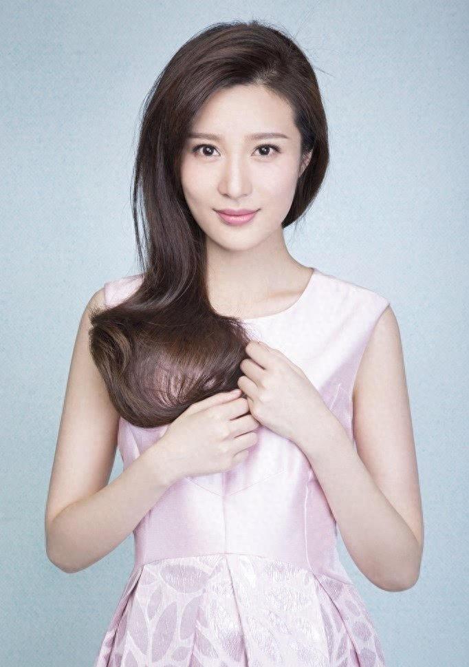 她靠着姑父出道走红，姑父另结新欢后，就彻底沦为了18线演员了