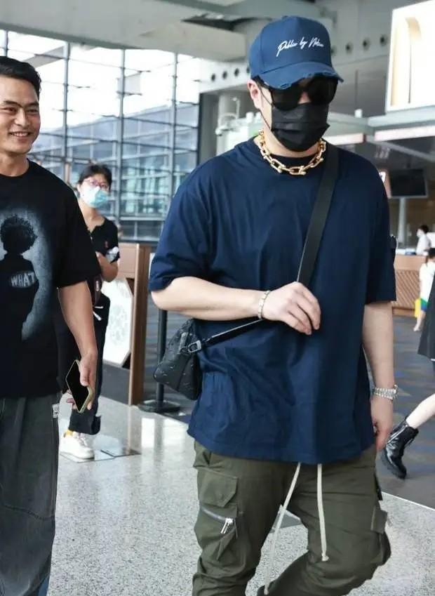 潘玮柏夫妻机场被拍，空姐妻子拉行李跟个助理一样，被潘玮柏嫌弃