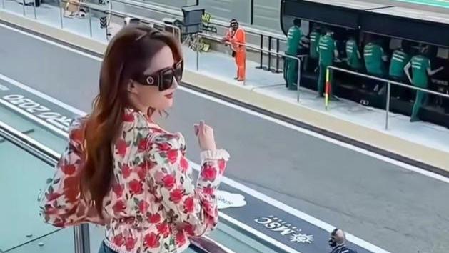 阿布扎比大赛大咖如云，刘亦菲凹造型秀身材，奚梦瑶夫妇秀恩爱