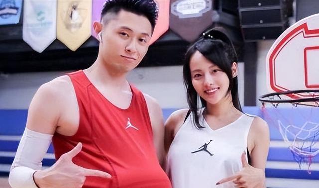 张嘉倪|张嘉倪出席活动,屁股“太翘”引热议,网友:好明显的假屁股