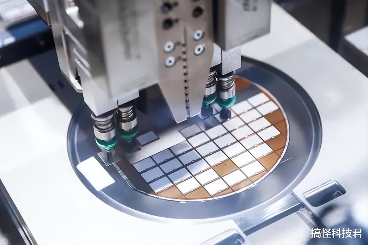 荷兰正式官宣，已购光刻机将成“废铁”？外媒：彻底“摊牌”了